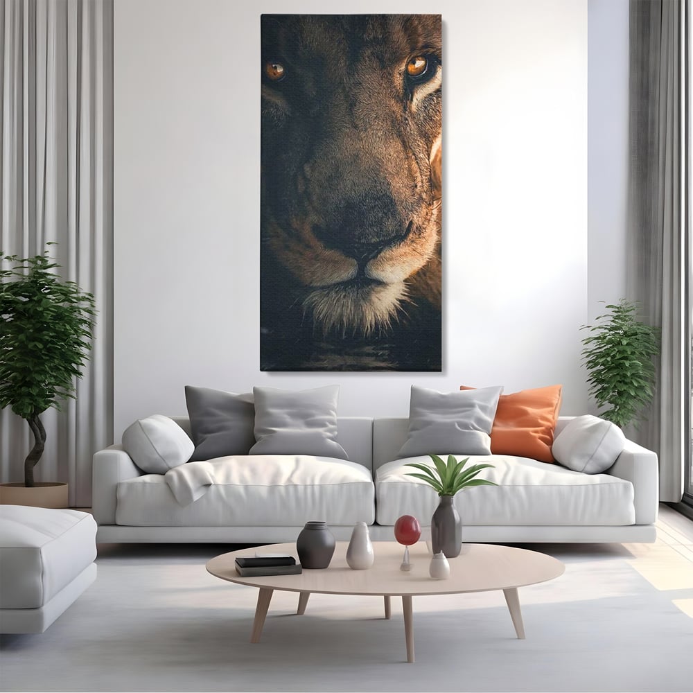 Tablou canvas cu tablou canvas cu prim-plan portret de leu, fara rama, pe sasiu de lemn, pe perete intr-un living